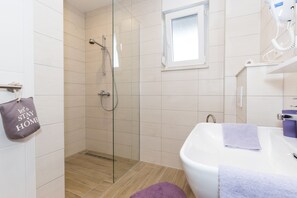 Villa | Badrum | Dusch, gratis toalettartiklar, hårtork och handdukar