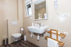 Villa | Bathroom | Shower, free toiletries, hair dryer, towels - Villa Olive Gardens (Kastela)