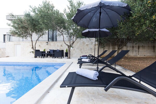 Seasonal outdoor pool, pool umbrellas, pool loungers - Villa Olive Gardens (Kastela)