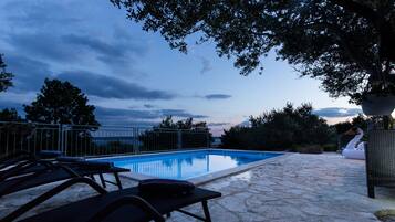 Alberca al aire libre por temporada y sombrillas en la alberca