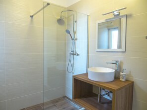 Shower, free toiletries, hair dryer, towels