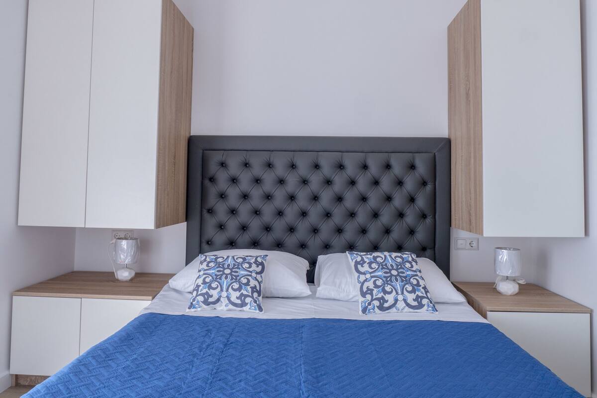 1 habitación, sistema de insonorización y tabla de planchar con plancha 