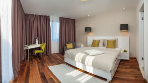 6 habitaciones, tabla de planchar con plancha y wifi gratis 