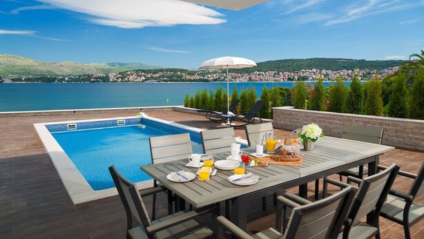Una piscina al aire libre