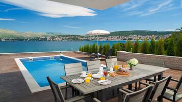 Hồ bơi ngoài trời