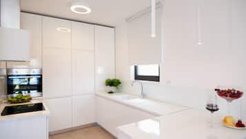 Villa | Cocina privada | Frigorífico, microondas, horno y placa de cocina