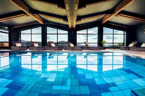 Innenpool, geöffnet von 07:00 Uhr bis 22:00 Uhr, Liegestühle