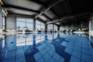 Innenpool, geöffnet von 07:00 Uhr bis 22:00 Uhr, Liegestühle