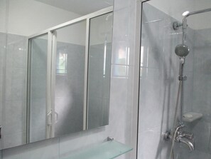 Deluxe Double Room | Bathroom | Shower, free toiletries, towels - Villa Whispering Shells (Wadduwa)