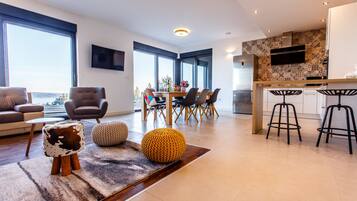 Villa Deluxe | Cocina privada | Refrigerador con congelador, microondas, horno y parrilla de estufa