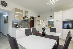 House | In-room dining