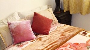 2 habitaciones, espacio para trabajar con laptop y cortinas blackout 
