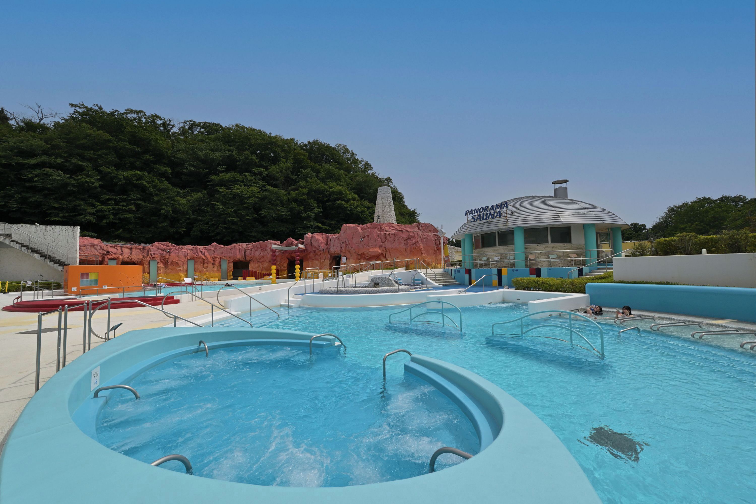 3 innendørsbassenger og 2 utendørsbassenger