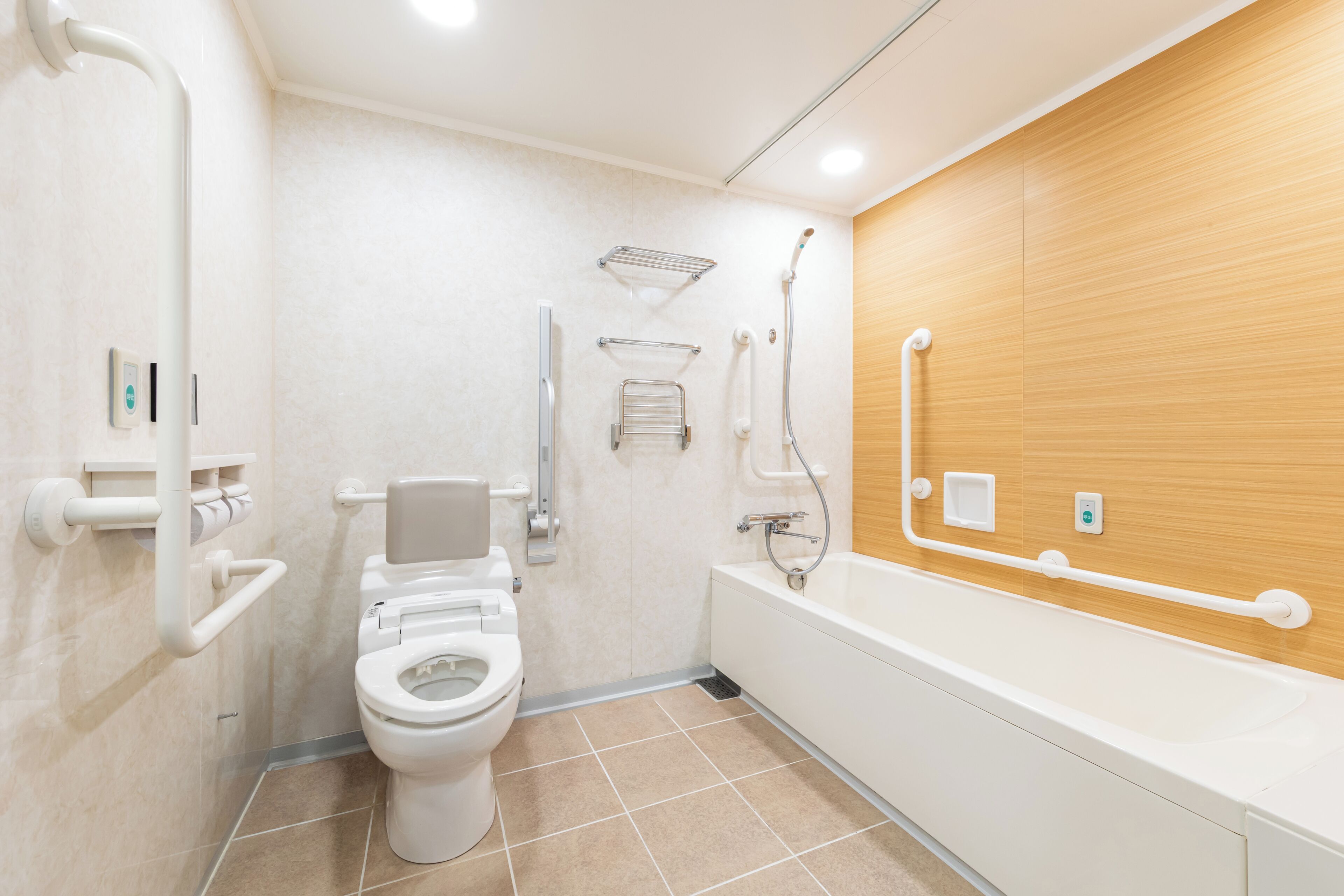 Un baño moderno con inodoro, ducha y bañera.