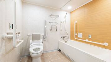 Un baño moderno con inodoro, ducha y bañera.