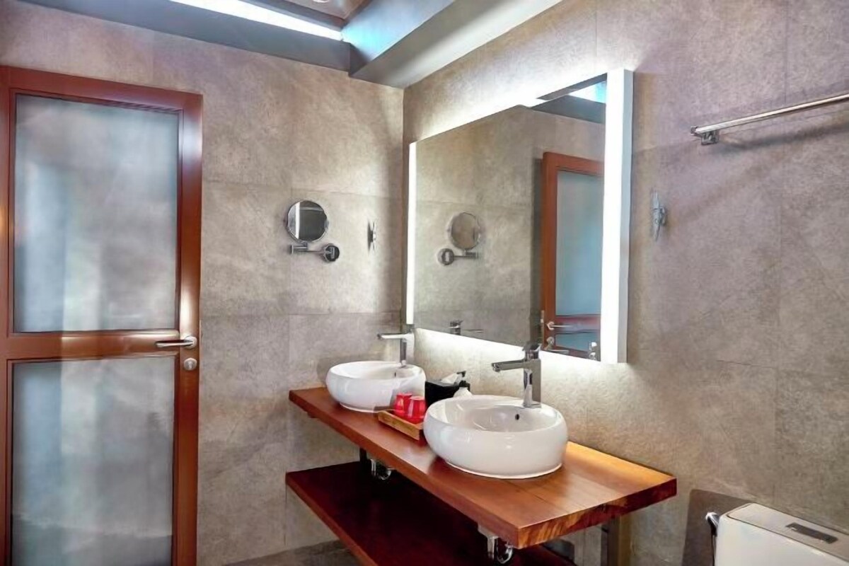 Shower, rainfall showerhead, free toiletries, hair dryer
