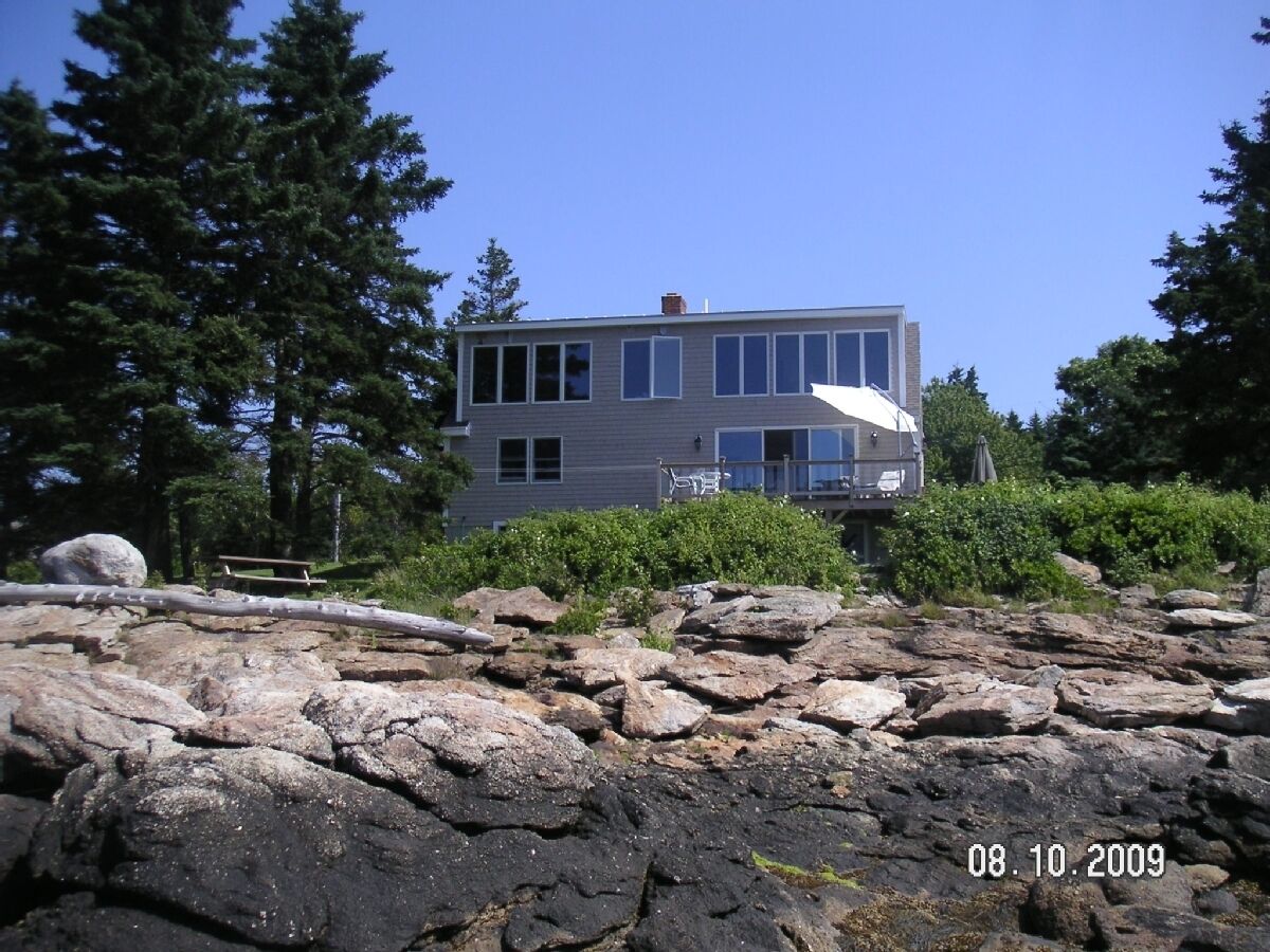 NEW HARBOR, BRISTOL,1ST FLR. APT., FAB. SUNSETS,  2 BDRM., SUITS 4 ADULTS,1 BATH