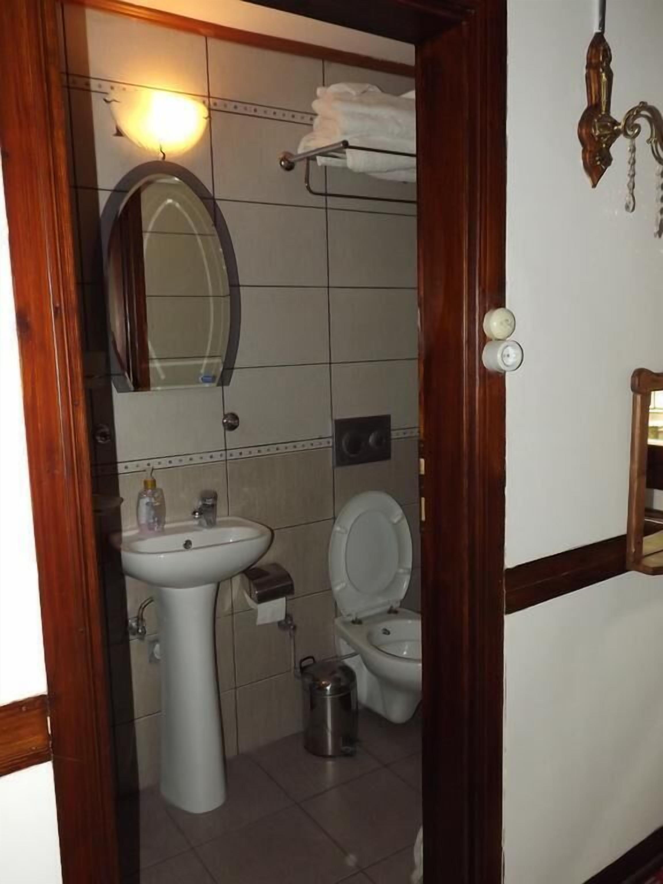 Shower, rainfall showerhead, free toiletries, hair dryer