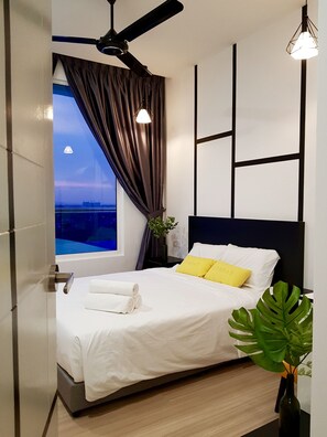 Desk, blackout curtains, iron/ironing board, bed sheets - Play Suite at The Wave (Malacca City)