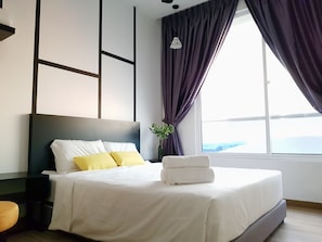 Escritorio, cortinas blackout y tabla de planchar con plancha 