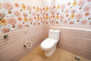 Shower, rainfall showerhead, free toiletries, towels