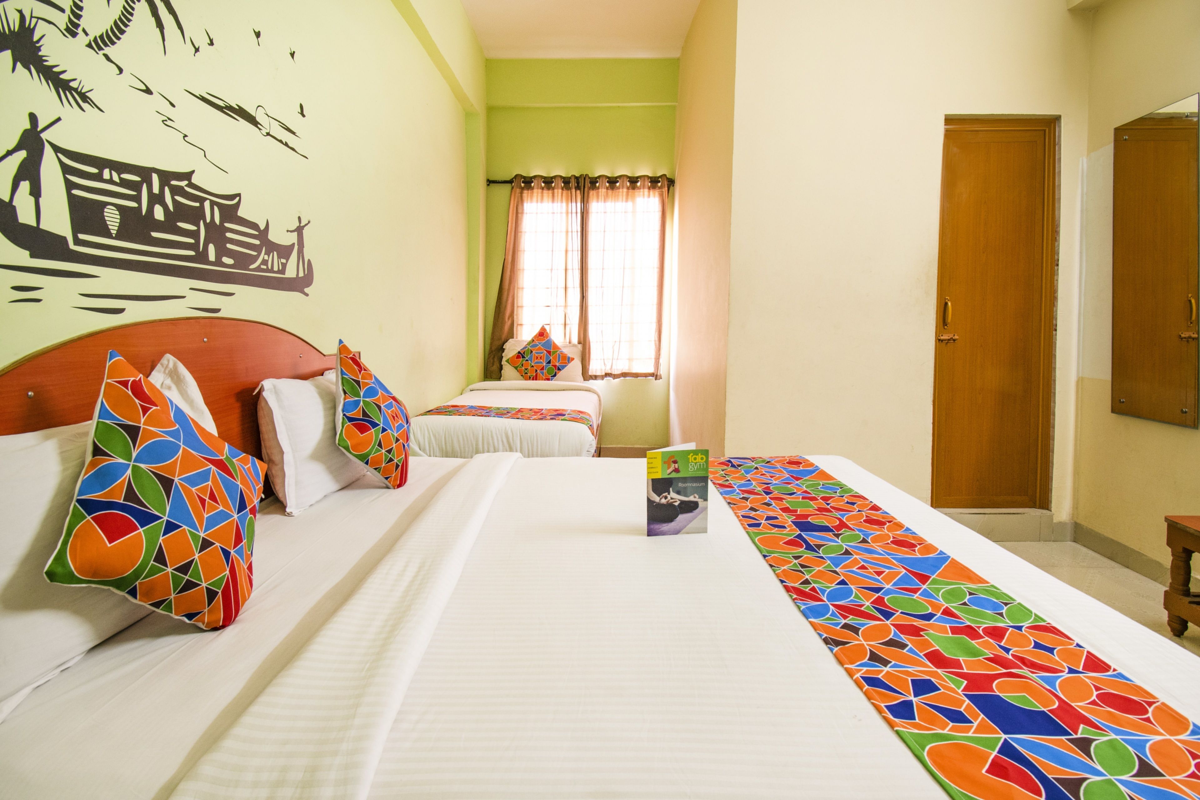 Family Room | Desk, free WiFi