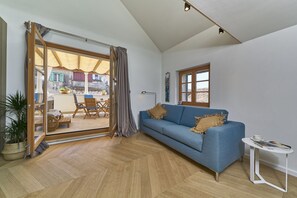 Deluxe Apartment, Sea View | Living area