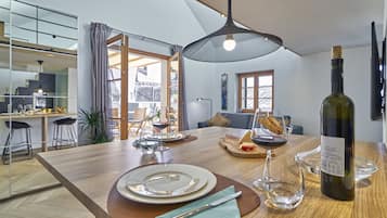 Deluxe appartement, uitzicht op zee | Woonruimte | Een flatscreentelevisie en vloerverwarming