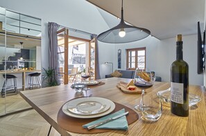 Deluxe Apartment, Sea View | Living area