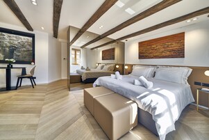 Caja de seguridad en la habitación, escritorio y cortinas blackout 