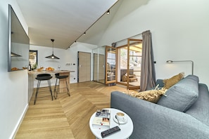 Deluxe appartement, uitzicht op zee | Woonruimte | Flatscreentelevisie en vloerwarming