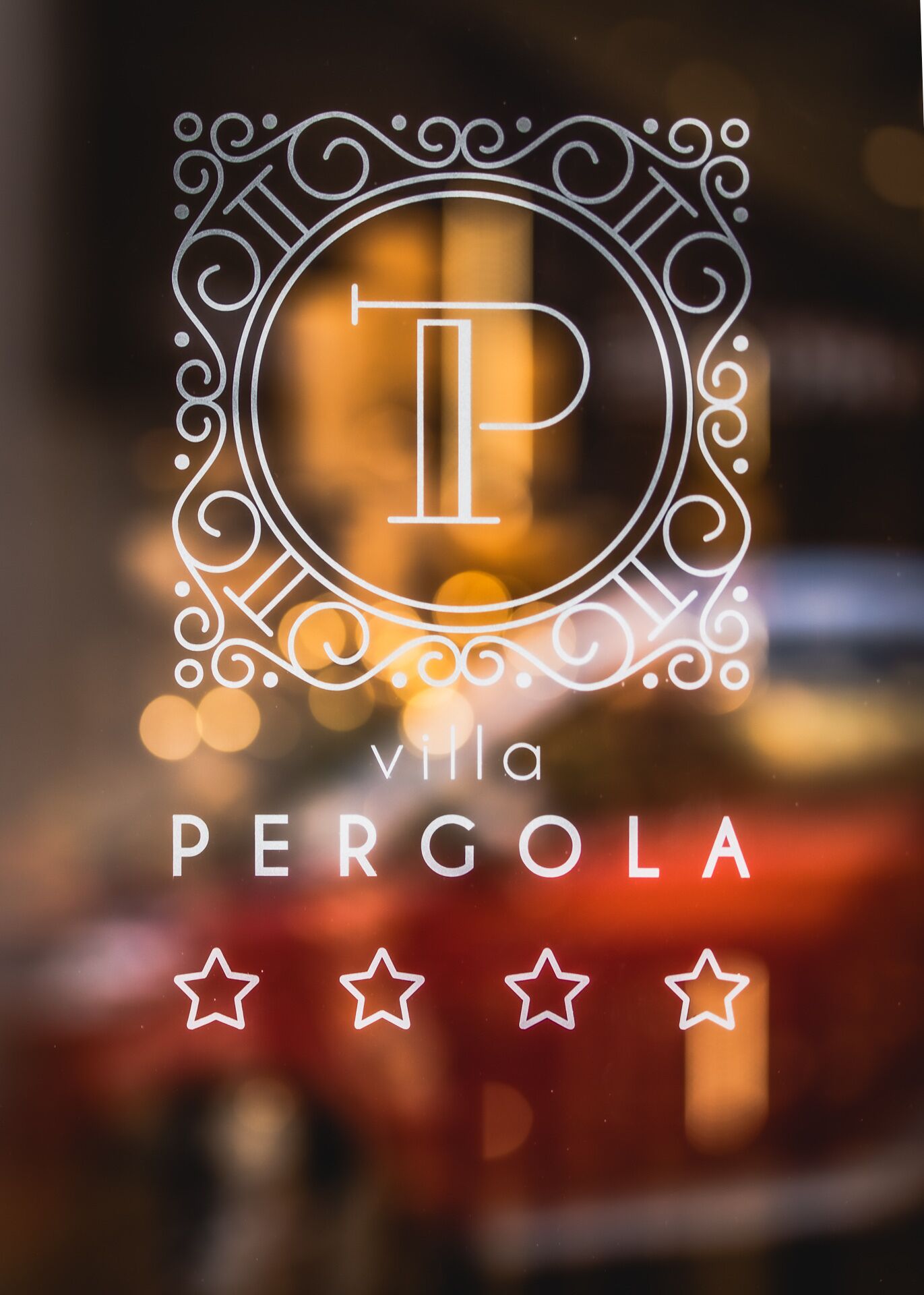 Logotipo com um 'P' estilizado e o texto 'villa PERGOLA' com três estrelas abaixo.