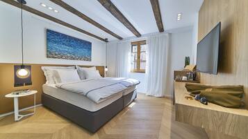 Deluxe kamer | Een kluis op de kamer, een bureau, verduisterende gordijnen