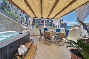 Deluxe Apartment, Sea View | Private spa tub