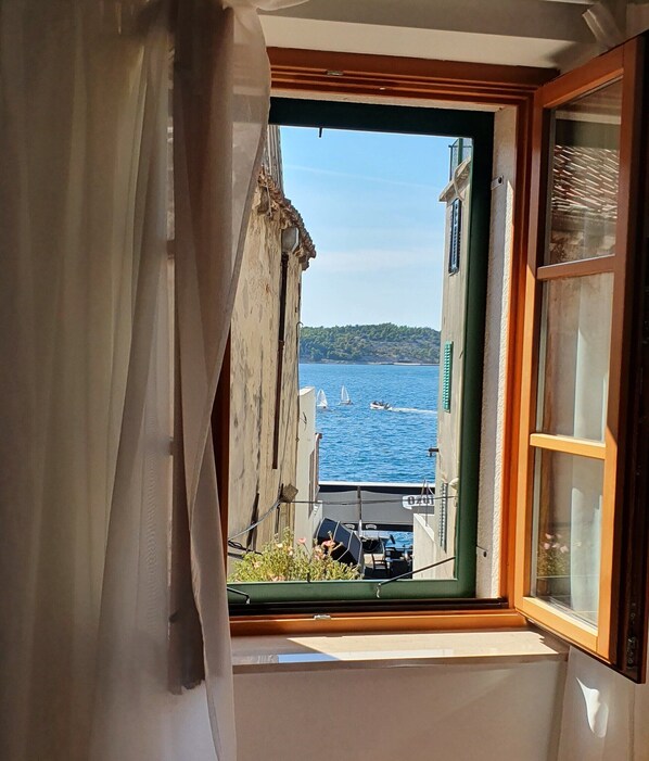 Deluxe kamer | Een kluis op de kamer, een bureau, verduisterende gordijnen