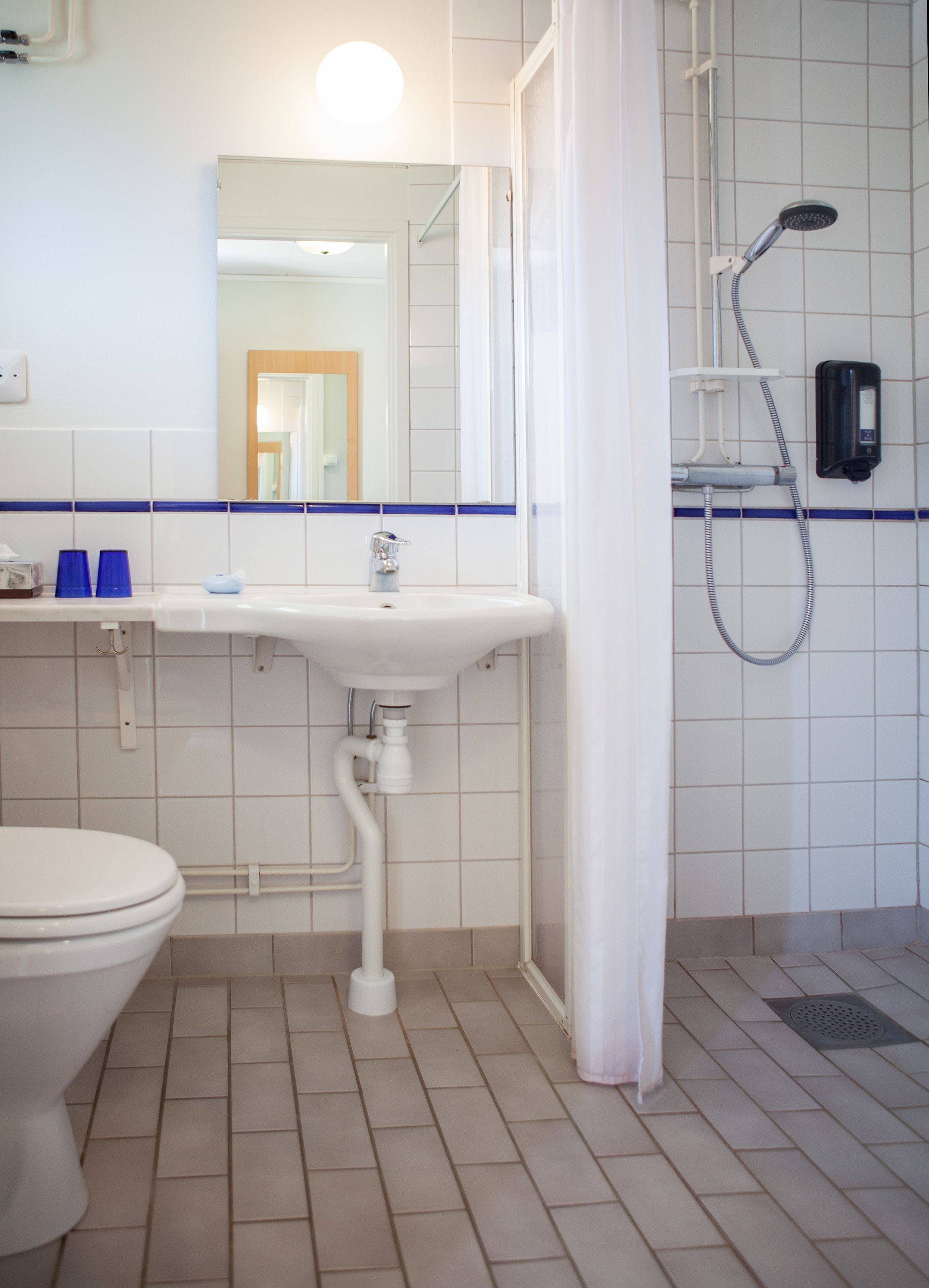 double room (ölandsgården) | bathroom | shower, free toiletries, hair dryer, towels