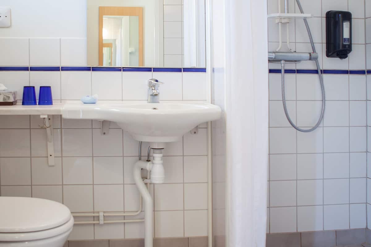double room (ölandsgården) | bathroom | shower, free toiletries, hair dryer, towels