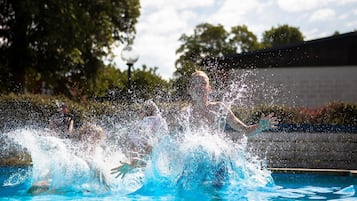 Una piscina al aire libre de temporada