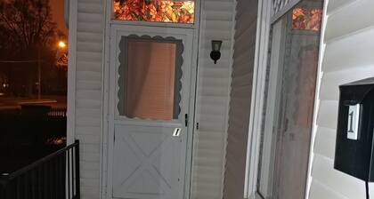 Small studio apt close to St Clair& Clinton River & downtown. Private entrance