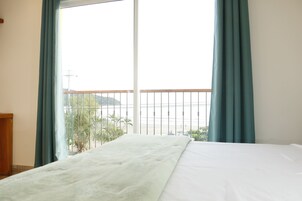 Minibar, muebles diferentes, escritorio y cortinas blackout 