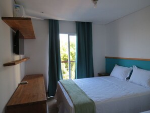 Minibar, muebles diferentes, escritorio y cortinas blackout 