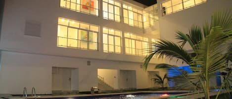 Kolam renang outdoor, dengan kursi berjemur