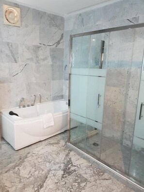 Shower, pancuran hujan, perlengkapan mandi gratis, dan pengering rambut