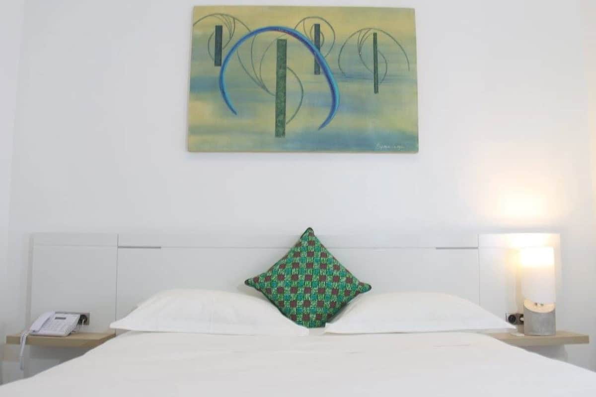 Habitación junior, bañera | 1 dormitorio, edredones de plumas, minibar y caja fuerte