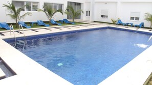 Piscine extérieure, chaises longues