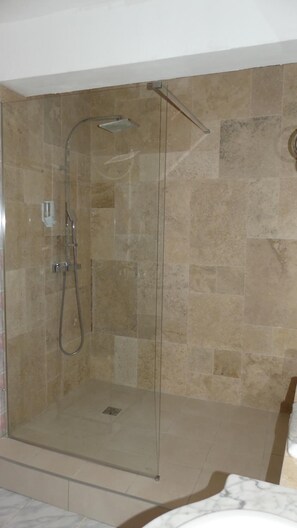 Comfort-Doppelzimmer, Blick auf den Innenhof (Montagne) | Badezimmer | Dusche, Regendusche, kostenlose Toilettenartikel, Haartrockner