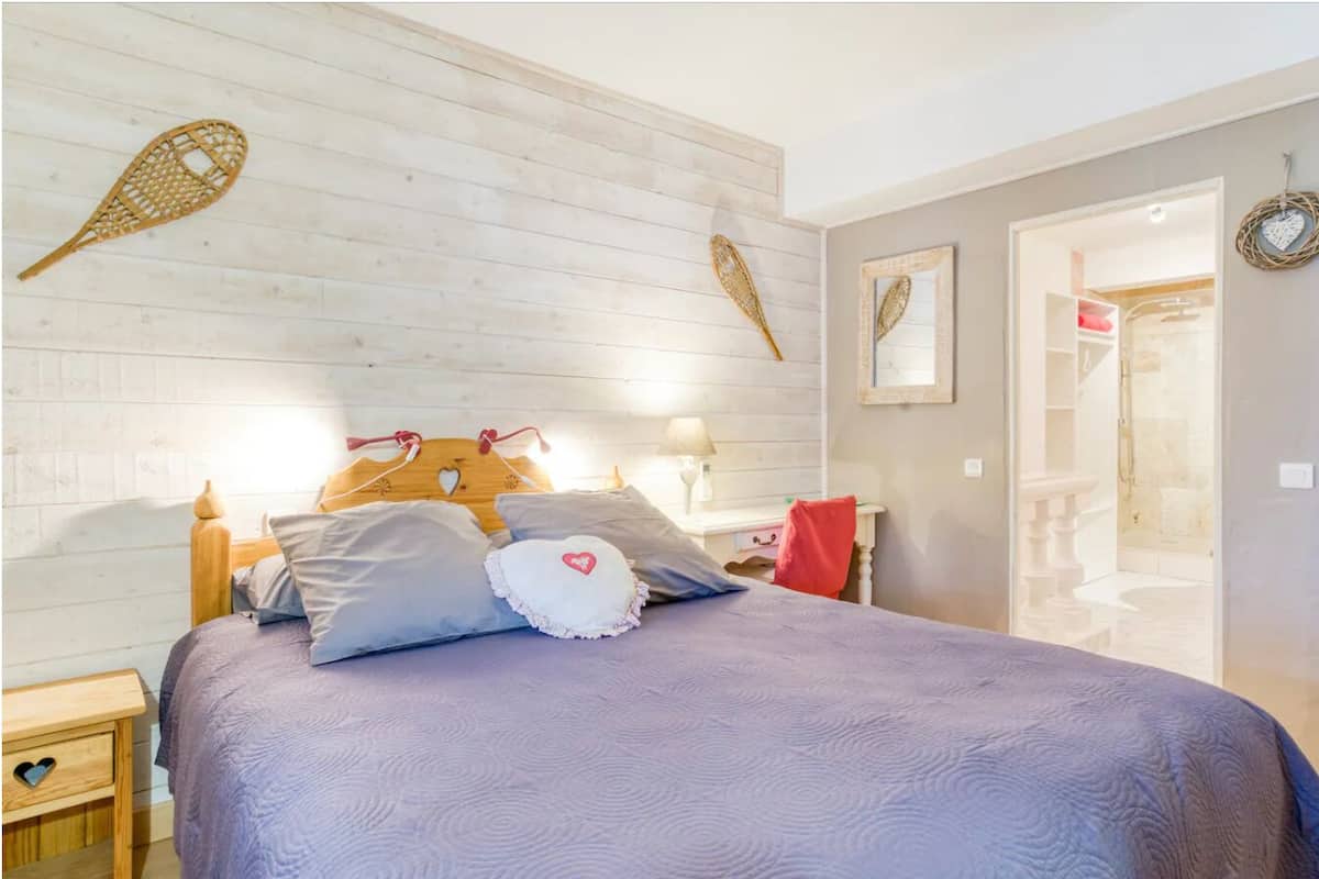 Chambre Confort double, vue sur la cour intérieure (Montagne) | Literie de qualité, décor unique, ameublement unique, bureau