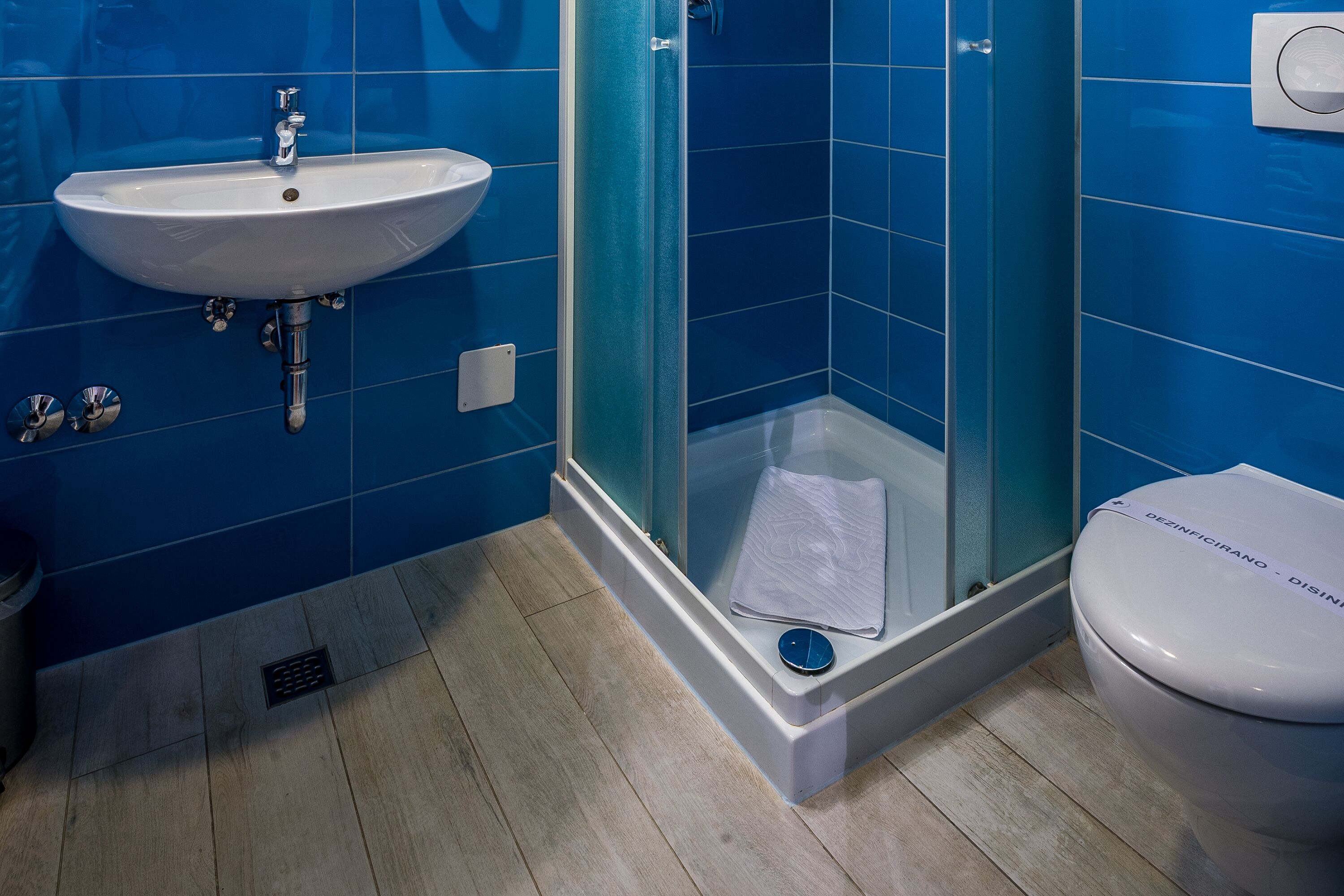 shower, rainfall showerhead, free toiletries, hair dryer