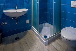 Shower, rainfall showerhead, free toiletries, hair dryer - Art Hotel Like (Zagreb)
