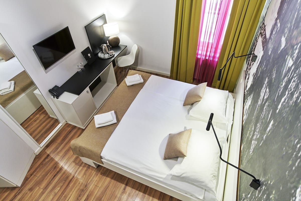 Comfort kamer, 1 twee- of 2 eenpersoonsbedden | 1 slaapkamer, donzen dekbedden, een kluis op de kamer
